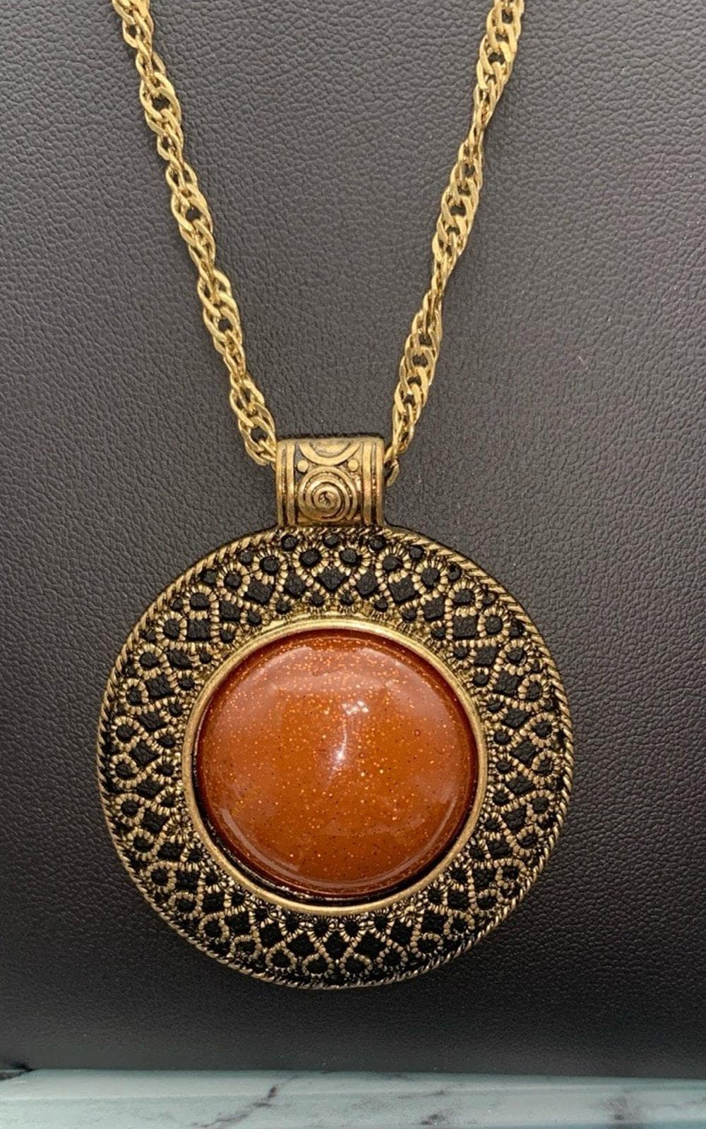 Vintage Neu Mit Etikett Gold-Ton Sandstein Anhänger Boho Beauty 76cm von Southernreseller