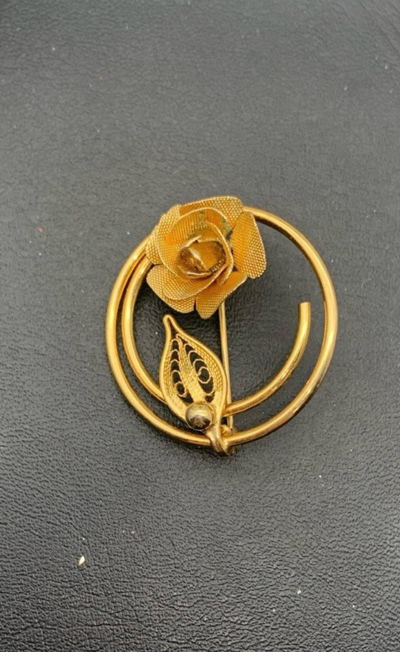 Vintage Sarah Coventry Open Circle Blumen Pin Brosche Gold Ton Filigrane Mcm 1967 von Southernreseller