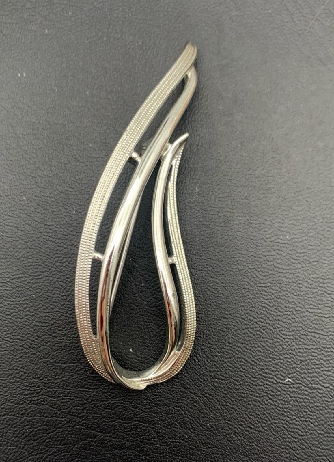 Vintage Sarah Coventry Silber Tone Textured Tear Drop Blatt Brosche Signiert von Southernreseller