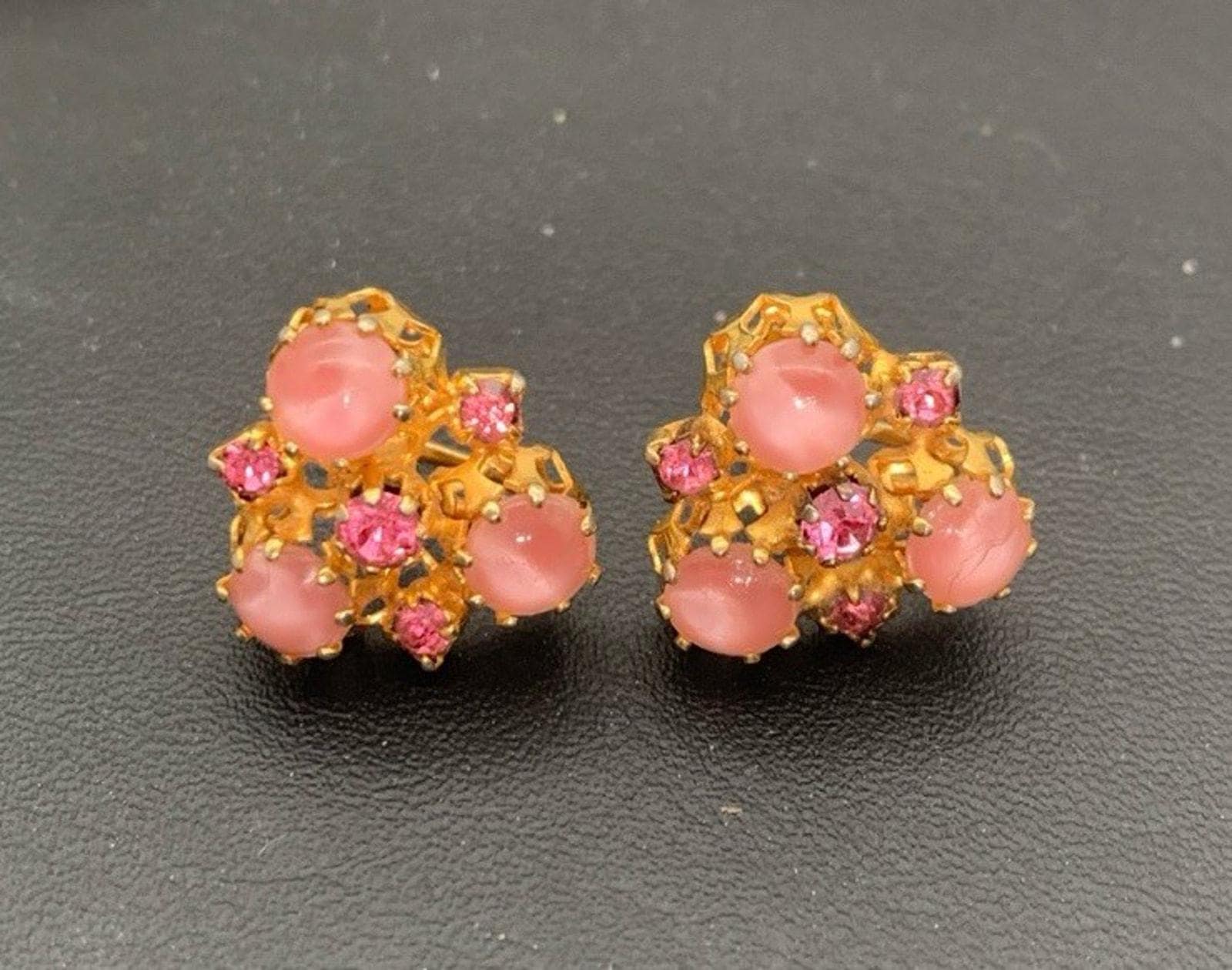 Vintage Schöne Rosa Cabochon & Strass Gold Ton Ohrringe von Southernreseller
