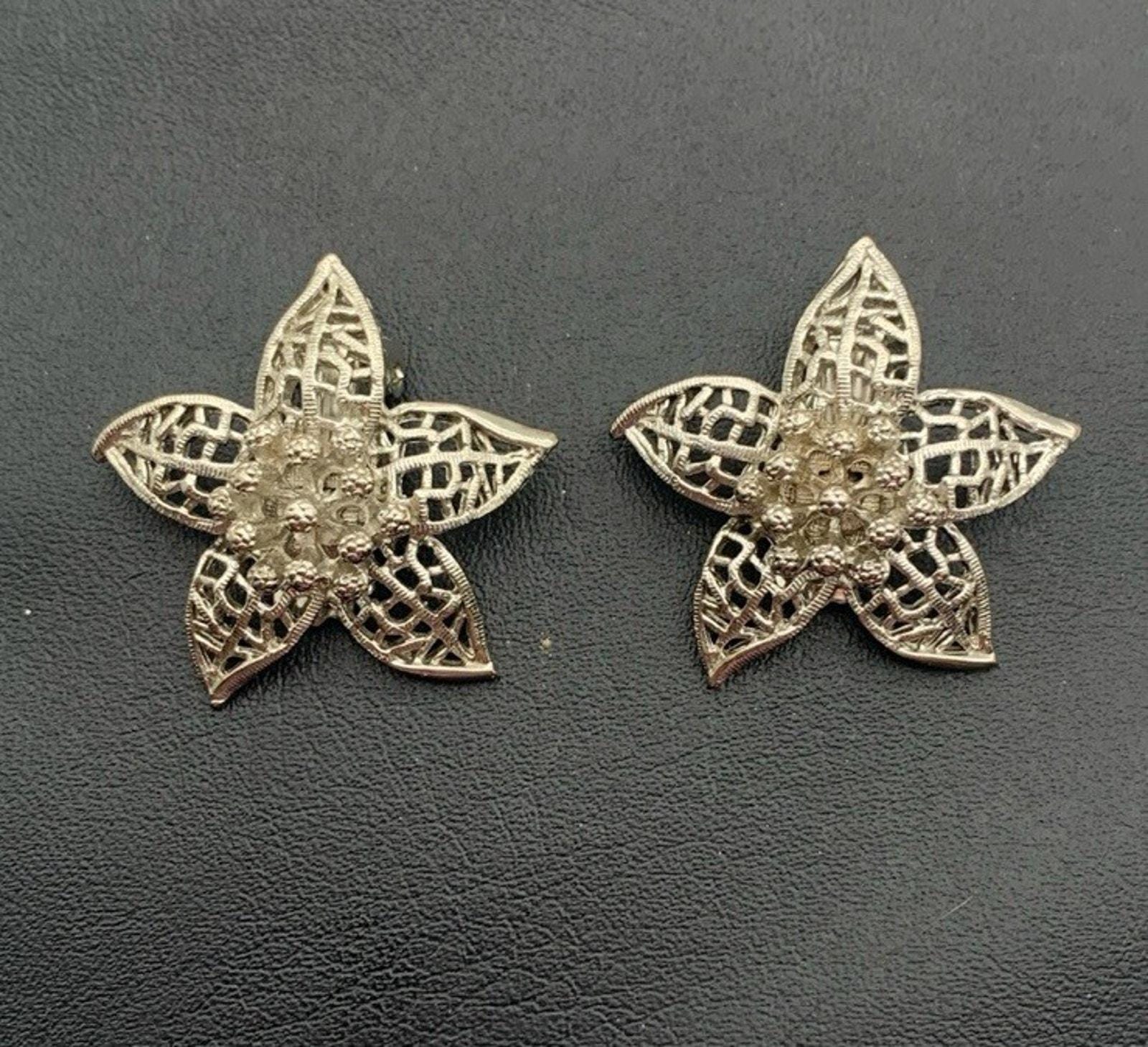 Vintage Schöne Silber Ton Blumen Ohrclips von Southernreseller