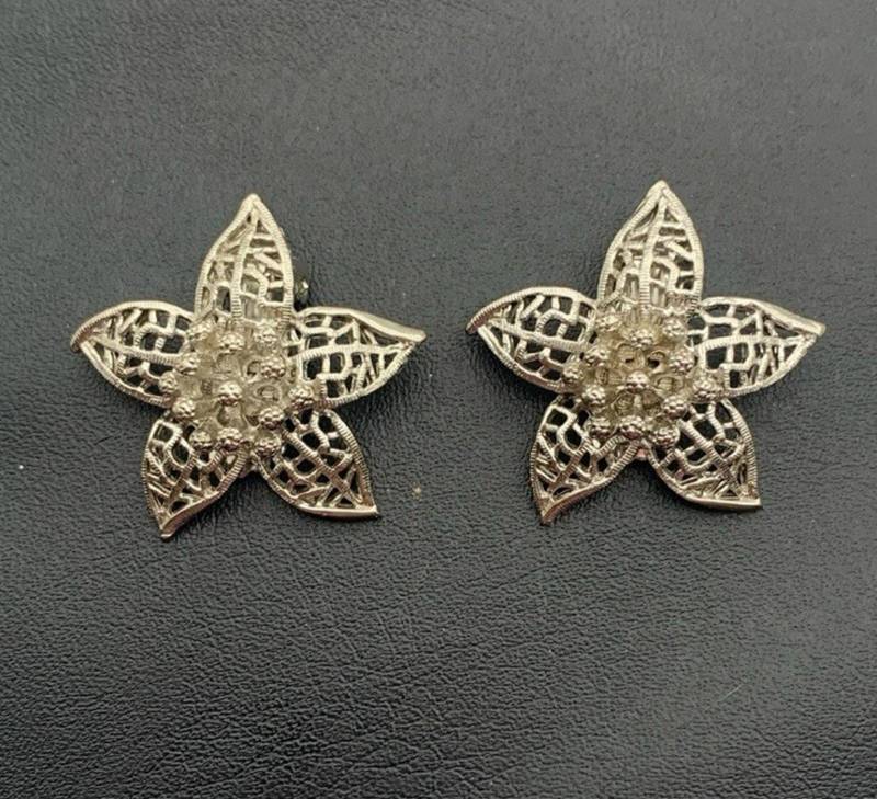 Vintage Schöne Silber Ton Blumen Ohrclips von Southernreseller