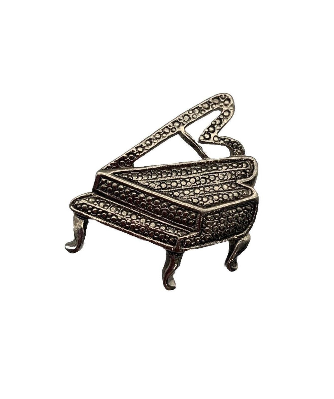 Vintage Sfj Signierte Silberfarbene Klavierbrosche von Southernreseller