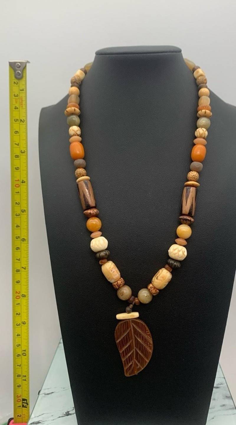 Vintage Shane Boyner Artisan Perlenkette W Geschnitzte Blatt Anhänger Boho Natur von Southernreseller