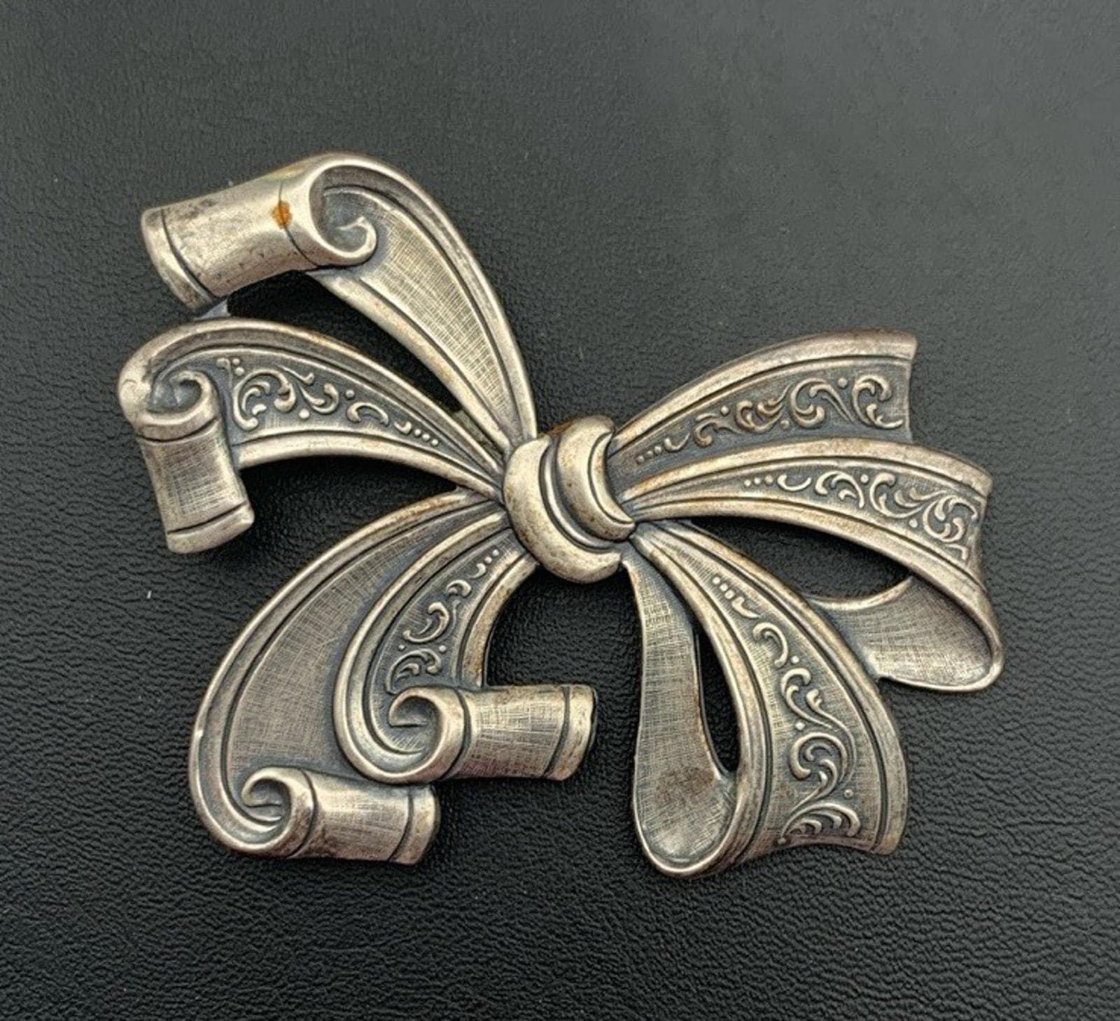 Vintage Silber Ton Verzierten Jugendstil-stil Kringel Schleifen Brosche von Southernreseller