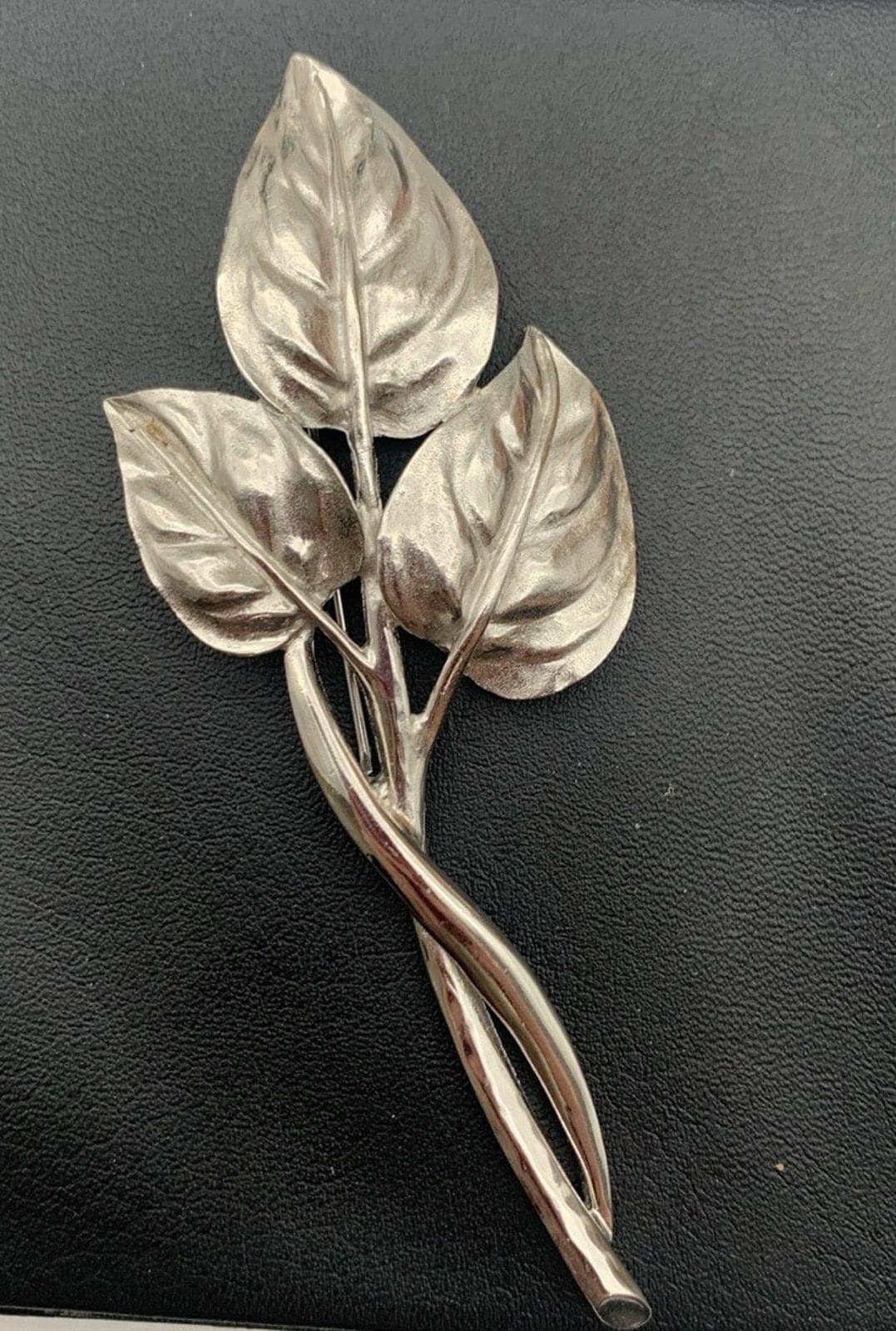 Vintage Trifari Triple Blatt Zweig Silberfarbene Große Brosche Pin Signiert von Southernreseller