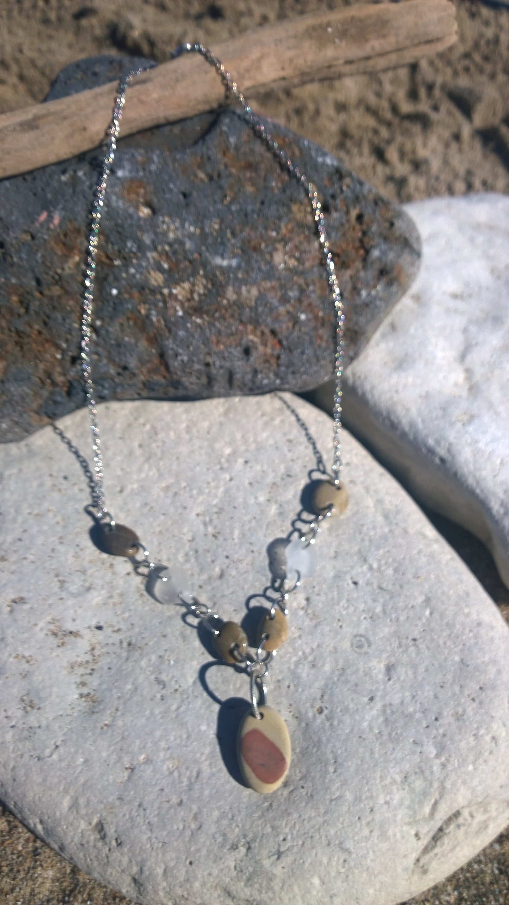 Einzigartige Anhänger Lake Michigan Stein Und Strand-Glas-Halskette Einzigartige Anhänger Lake Michigan Stein Und Strand-Glas-Halskette von Southportstones