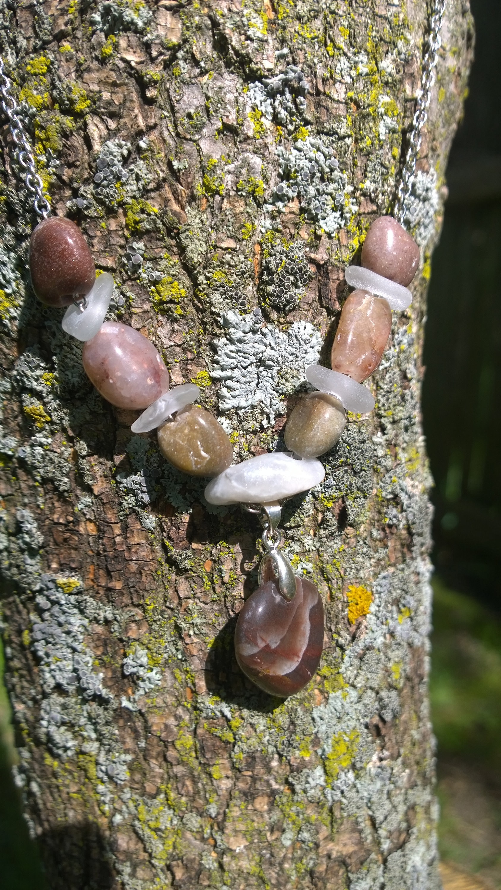 Lila Lake Michigan Stein Und Weiß/Klar Strand Glas Halskette Lila Lake Michigan Stein Und Weiß/Klar Strand Glas Halskette von Southportstones