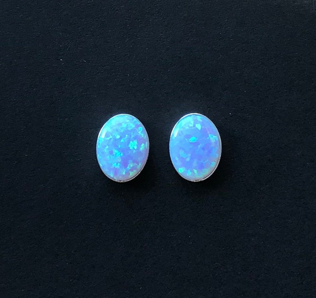 6 X 8 Mm Blauer Opal Oval Ohrstecker - Sterling Silber 6 X 8 Mm Blauer Opal Oval Ohrstecker - Sterling Silber von SouthwestTQ