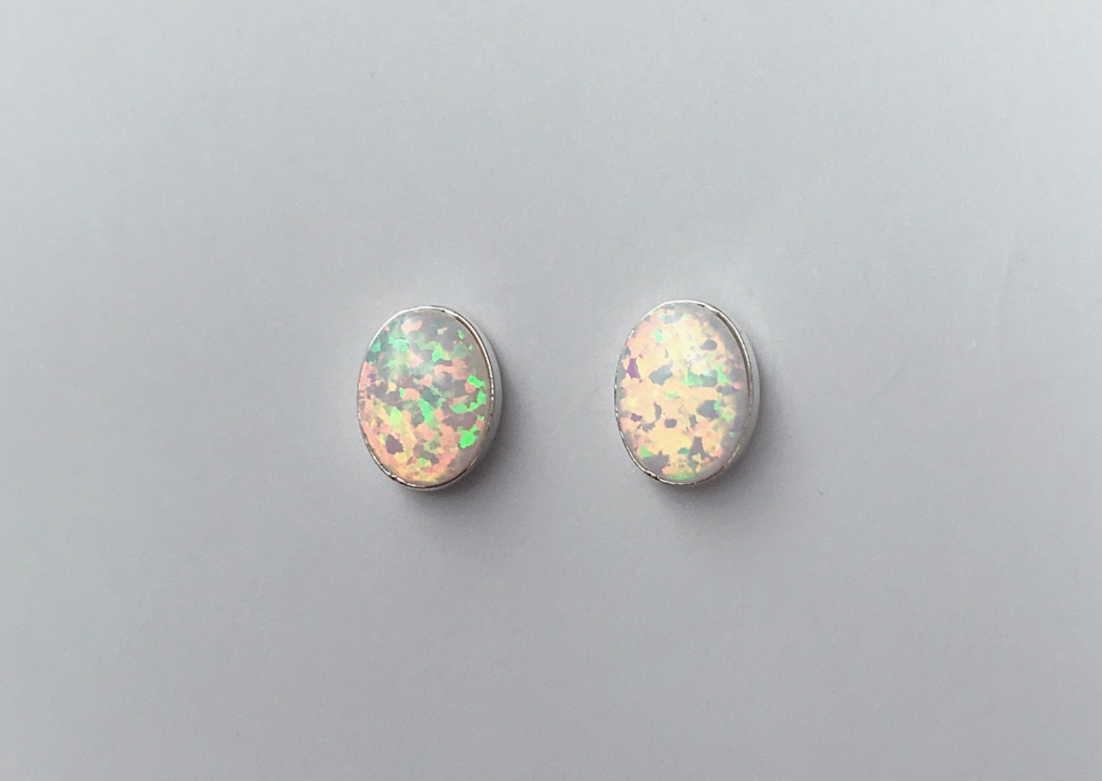 Weißer Opal Oval Ohrstecker - Sterling Silber 6 X 8 Mm Weißer Opal Oval Ohrstecker - Sterling Silber 6 X 8 Mm von SouthwestTQ