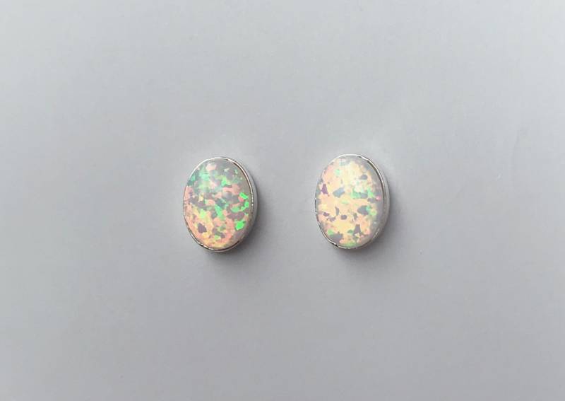 Weißer Opal Oval Ohrstecker - Sterling Silber 6 X 8 Mm Weißer Opal Oval Ohrstecker - Sterling Silber 6 X 8 Mm von SouthwestTQ