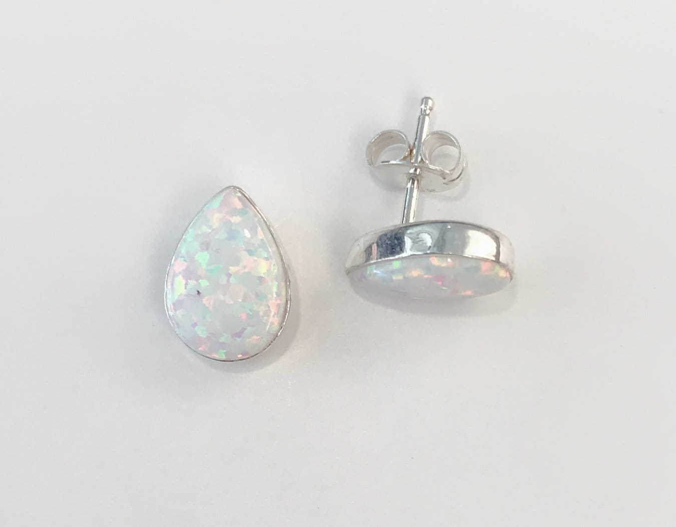 Weißer Opal Teardrop Ohrstecker - Sterling Silber Post Ohrringe 7 X 9 Weißer Opal Teardrop Ohrstecker - Sterling Silber Post Ohrringe 7 X 9 von SouthwestTQ