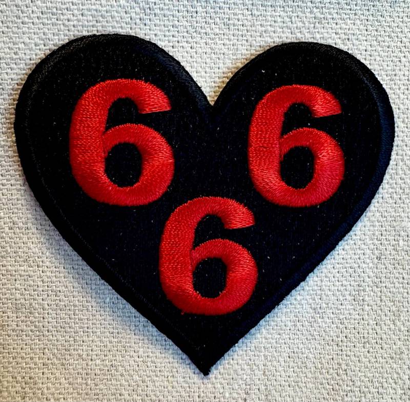 Black 666 Heart Patch Aufnäher Gestickt Anti-Valentinstag Teufel Neuheit Humor Lustig Applikation von SouvenirPatch