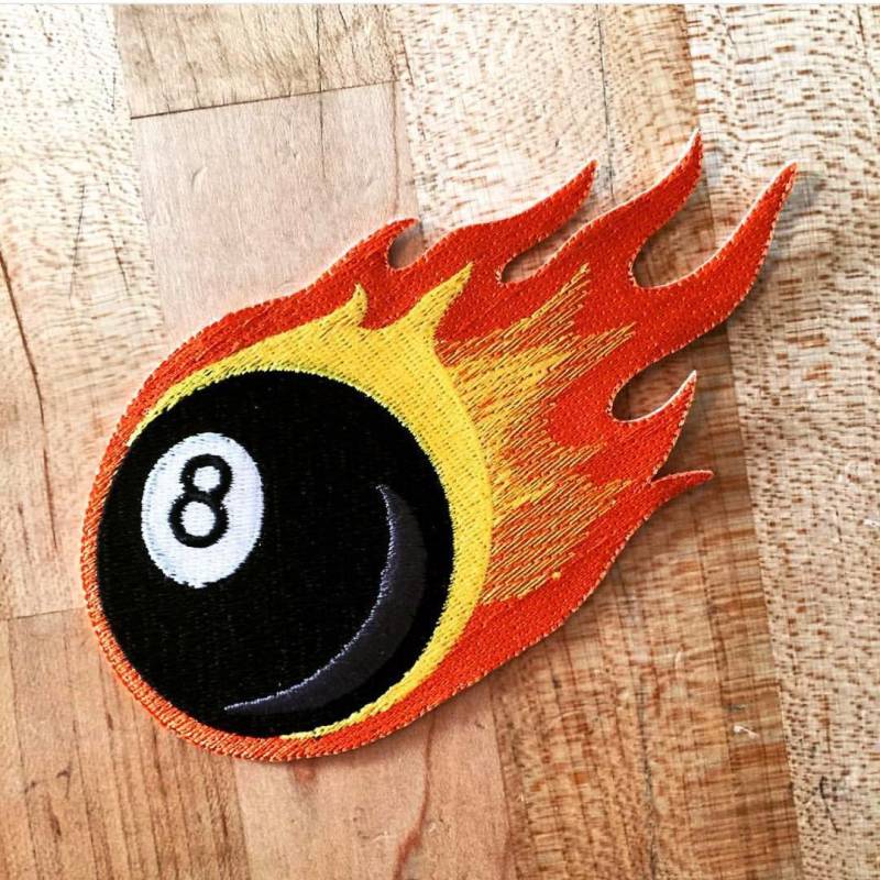 Flaming Acht Ball Aufnäher Gestickte Applikation Billard Pool Emblem Black 8 Flammen von SouvenirPatch