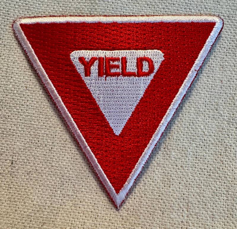 Yield Sign Patch Gesticktes Bügelbild Landstraße Verkehrsschild Straße Emblem Biker Symbol von SouvenirPatch
