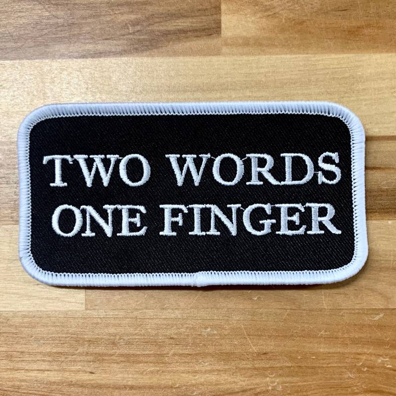 Zwei Wörter Ein Finger Biker Patch Gesticktes Bügelbild Namensschild Motorrad Emblem Spruch Humor von SouvenirPatch