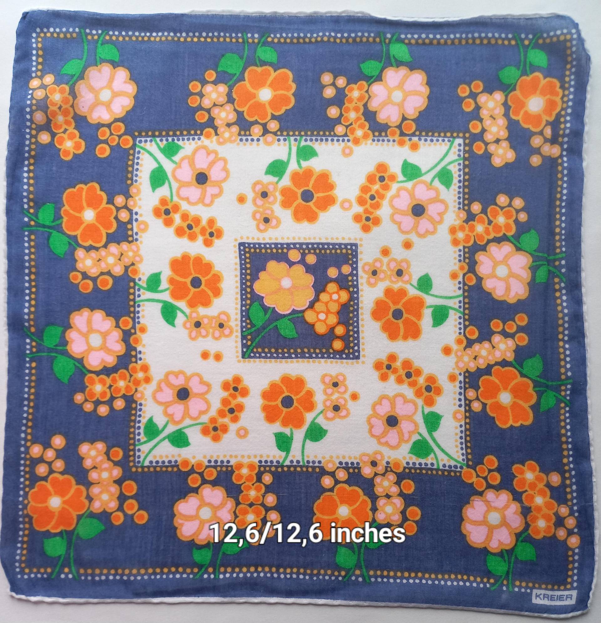 Vintage Kreier Taschentuch Blumen, Blau Kariert, Baumwolle, Handgesäumt, Gebraucht, Fadenhaken 32 cm Vintage Kreier Taschentuch Blumen, Blau Kariert, Baumwolle, Handgesäumt, Gebraucht, Fadenhaken 32 cm von SovietToysHouse