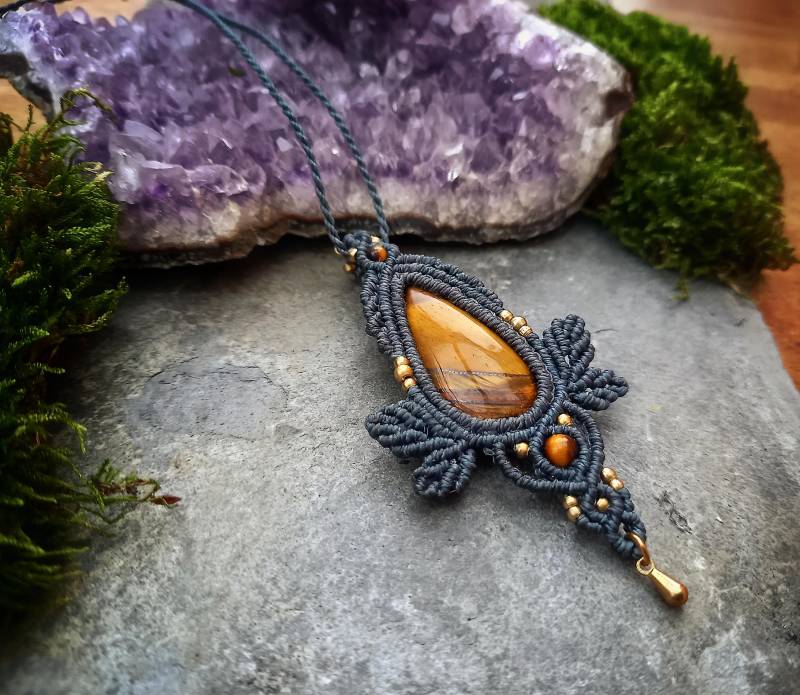 Makrameekette, Tigerauge, Elfenschmuck, Fantasyschmuck, Blätterkette, Kette Tropfenform, Brauner Stein, Tigerauge Makrameekette, Tigerauge, Elfenschmuck, Fantasyschmuck, Blätterkette, Kette Tropfenform, Brauner Stein, Tigerauge von SoweluCrafts