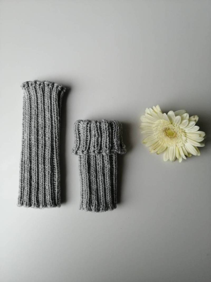 Babystulpen Beinstulpen Lichtgrau 0-6 Monate Handgestrickt 100% Merino Sehr Weich Babys Gauntlets Pulswärmer von Sowonder
