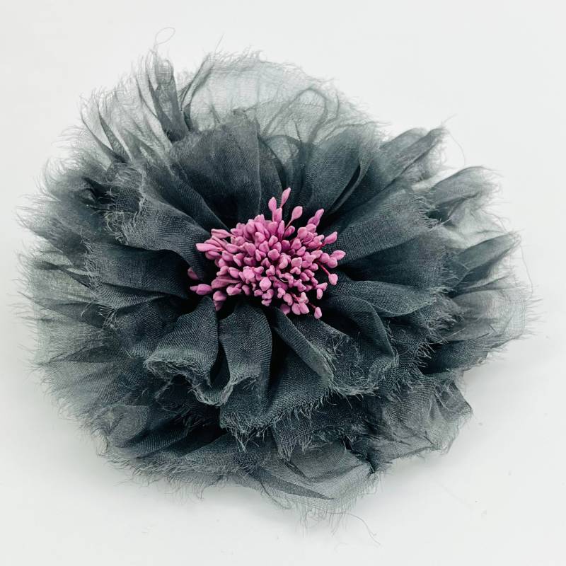 Brosche Aus Seidenorganza Farbe Grau Model Carmen Brosche Aus Seidenorganza Farbe Grau Model Carmen von SoyComoSoy
