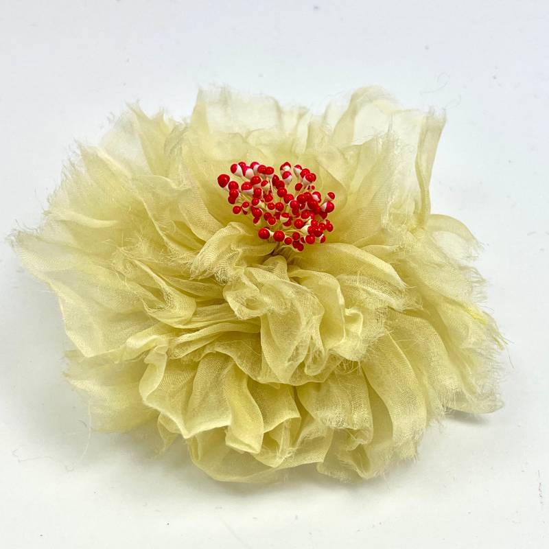 Brosche Aus Seidenorganza Farbe Vanille Model Carmen Brosche Aus Seidenorganza Farbe Vanille Model Carmen von SoyComoSoy