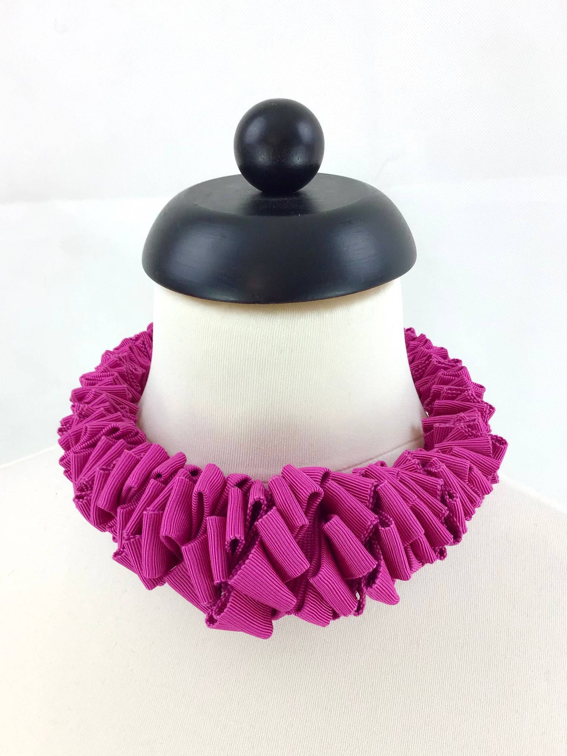 Kette Aus Vintage-Ripsband Farbe Hotpink Model Alba von SoyComoSoy