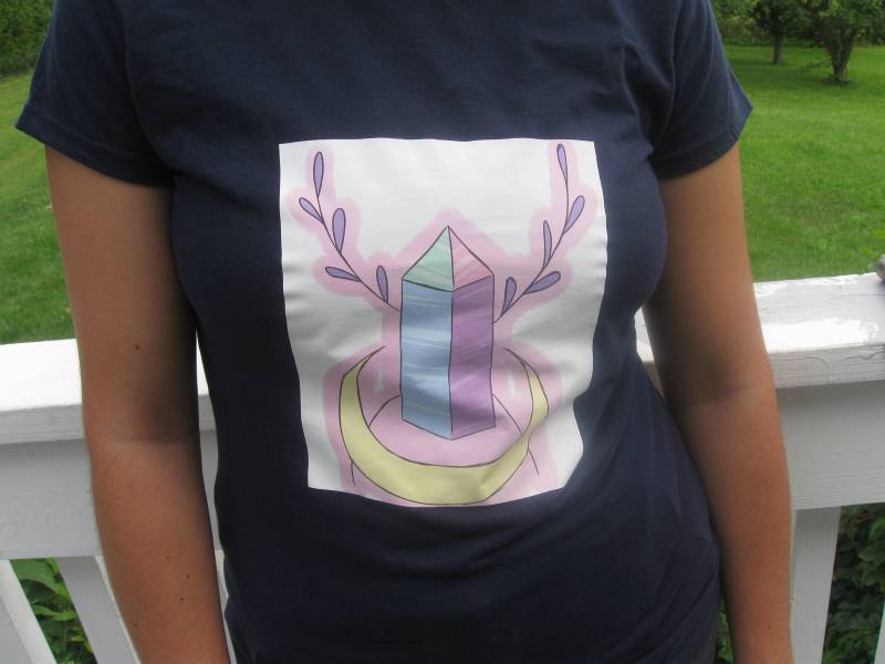 Witchy in Pastell Frauen Ist Grafik-T-Shirt von SpaceAceKnitsandEtc
