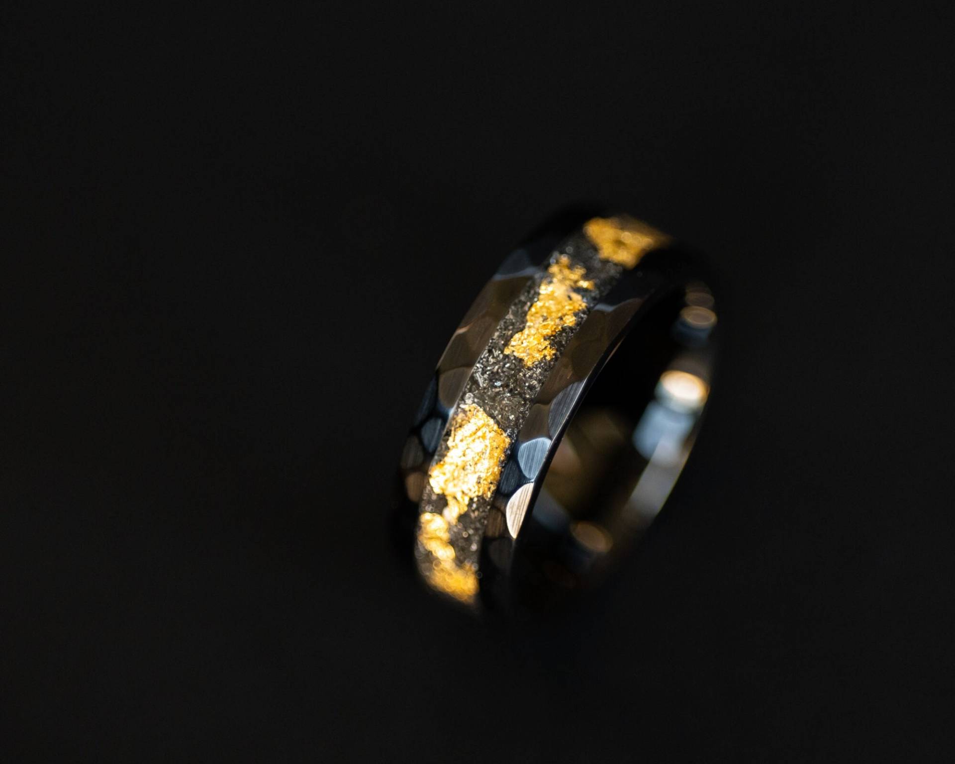 Gold Meteorit Ring, 24K Gold, Herren Ehering, Gehämmerte Keramik von SpaceAgeRings