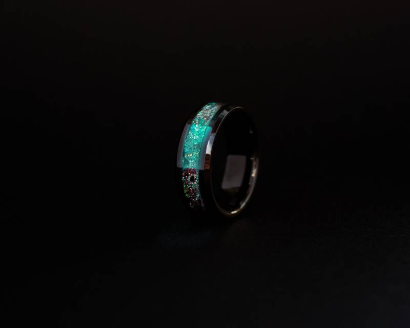 Megalodon Ring Meteorit Mit Petrol Glow Made With Fossil von SpaceAgeRings