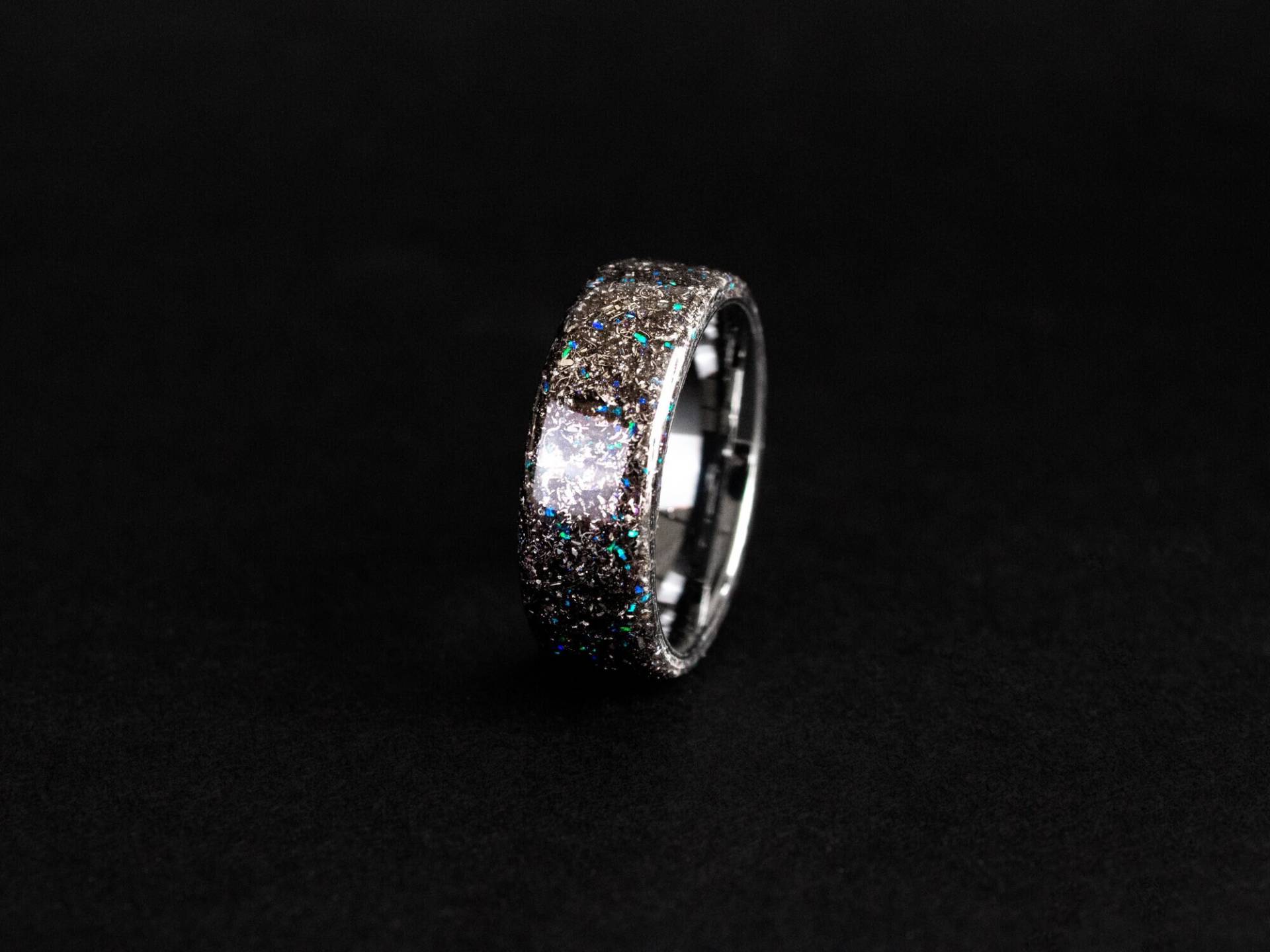 Meteorit Und Blauer Opal Galaxy Ring Ein Einzigartiges Ehering Für Ihn von SpaceAgeRings