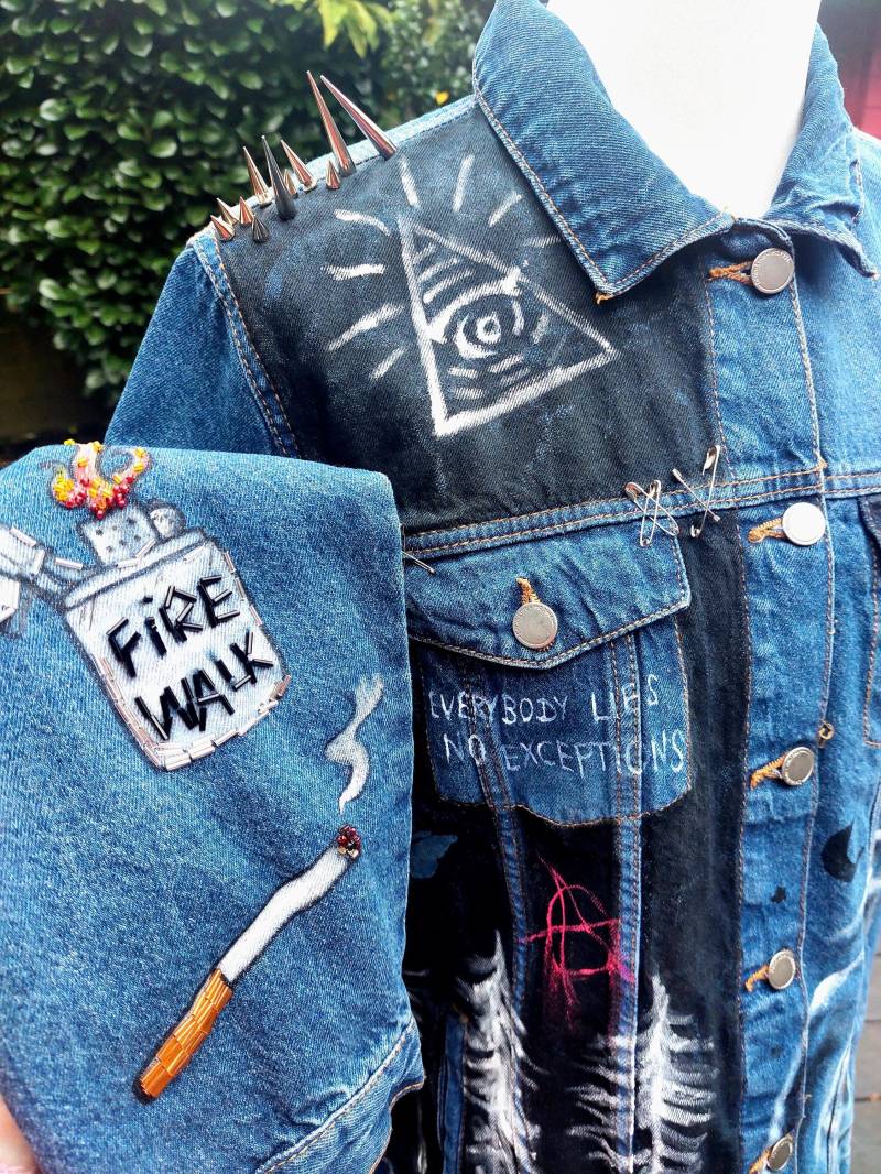 Handbemalte Custom Jeansjacke Mit Perlenstickerei Und Uv-Aktiven Details | Frauengröße Xl - Xxl von SpaceBvnniCreations