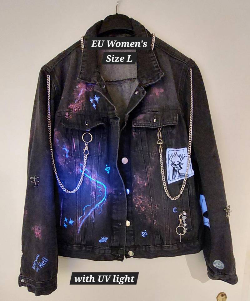 Handbemalte Jeansjacke Mit Aufnäher, Ketten & Uv-Aktiverten Details | Damengröße L von SpaceBvnniCreations