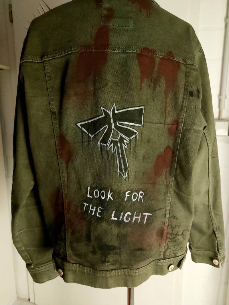 Handbemalte Jeansjacke Mit Nieten, Uv-Licht Aktivierbare Details | Herren Gr. Xl, Inspiriert Von Ellie Williams von SpaceBvnniCreations