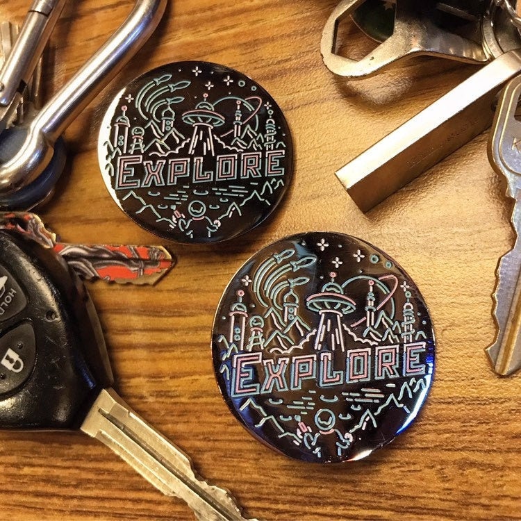 Erforsche - Glow in The Dark Pin von SpaceCadetCollective