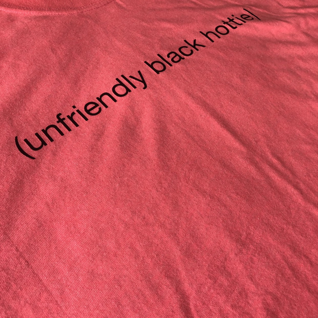 Unfreundliches Black Hottie T-Shirt Unfreundliches Black Hottie T-Shirt von SpaceCiTees