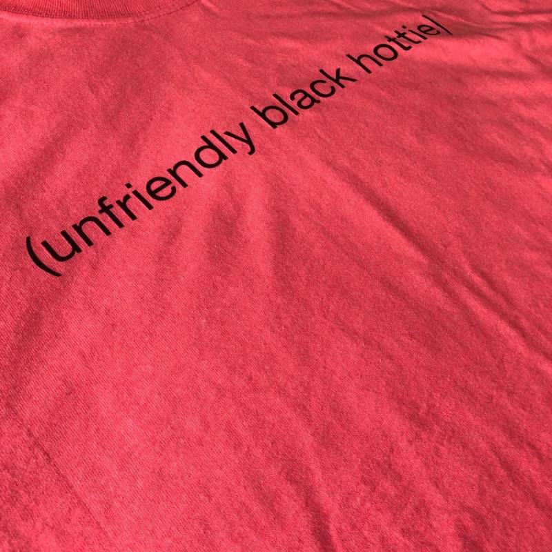 Unfreundliches Black Hottie T-Shirt Unfreundliches Black Hottie T-Shirt von SpaceCiTees