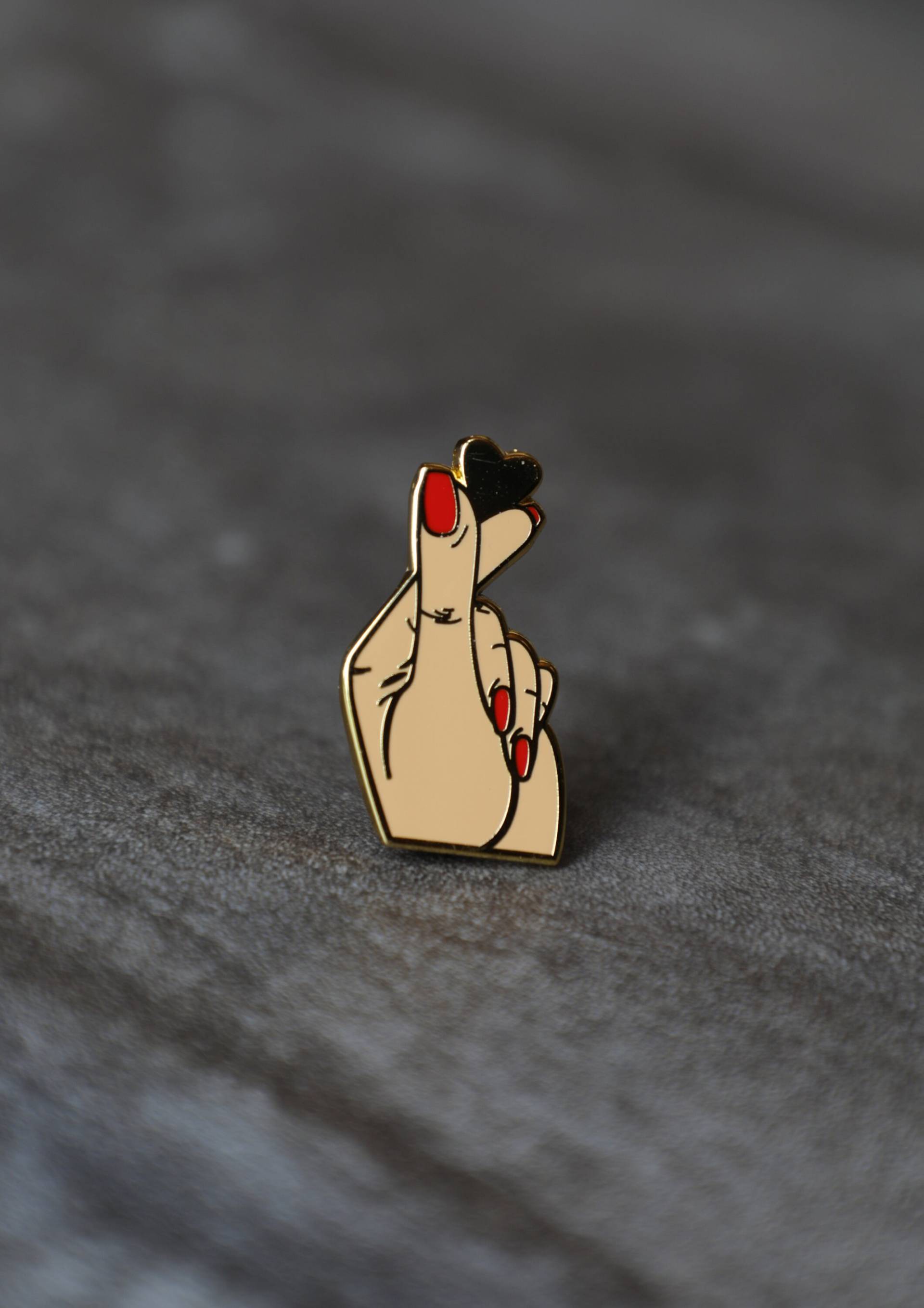 Liebesschild Hand Hart Emaille Pin Geschenk Liebesschild Hand Hart Emaille Pin Geschenk von SpaceDesignsStudio