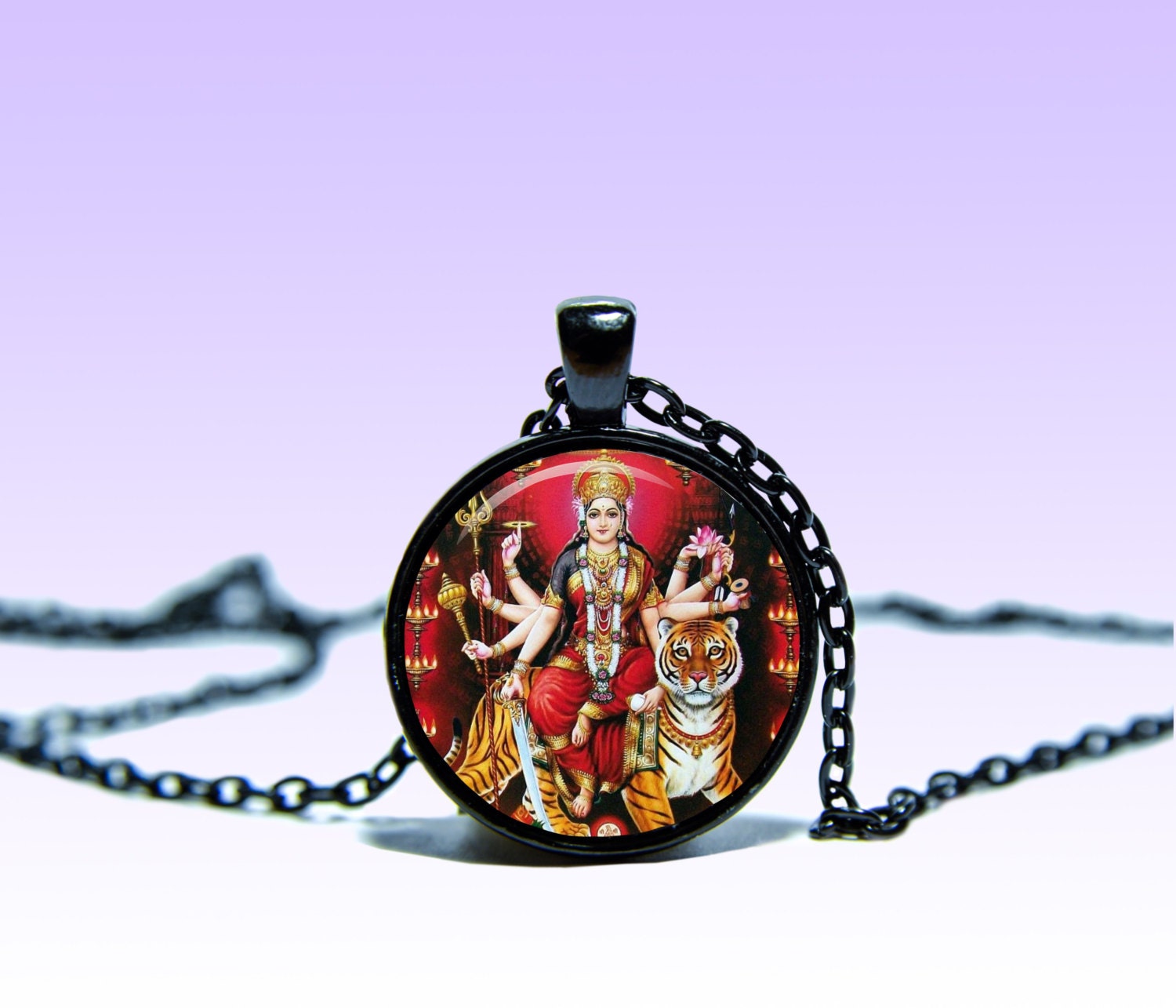Durga Halskette Yoga Schmuck Mantra Amulett Lotus Charm Anhänger Muttergöttin; Göttin Der Kraft, Stärke Und Des Schutzes Om Durga Halskette Yoga Schmuck Mantra Amulett Lotus Charm Anhänger Muttergöttin; Göttin Der Kraft, Stärke Und Des Schutzes Om von SpacePendant