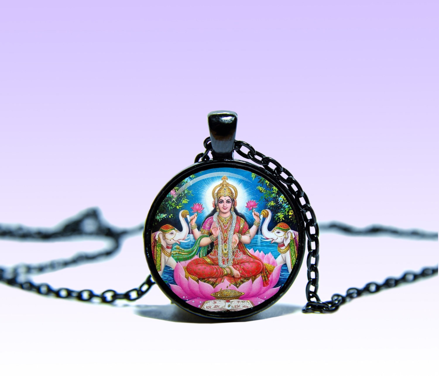 Lakshmi Anhänger Halskette Yoga Amulett Charm Mit Lotus Lakshmi Anhänger Halskette Yoga Amulett Charm Mit Lotus von SpacePendant