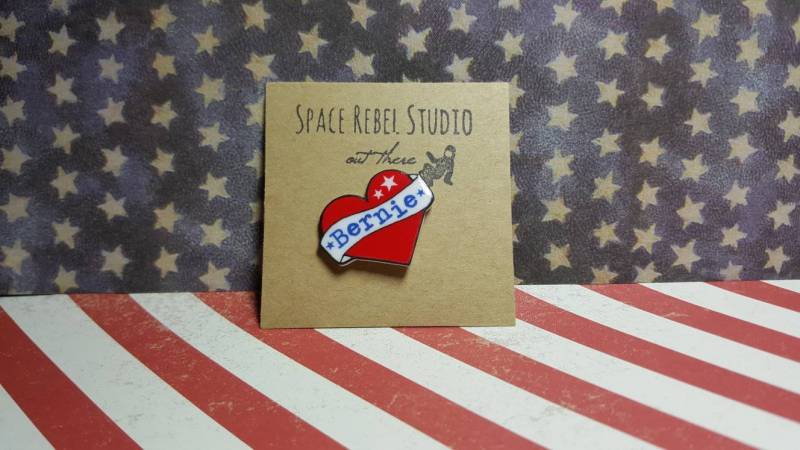 Bernie Sanders Anstecker ~ Button Not Me, Us 2020 Liebe Revolution Nicht Verkäuflich Fortschrittlich Accessoire Hoffnung von SpaceRebelStudio