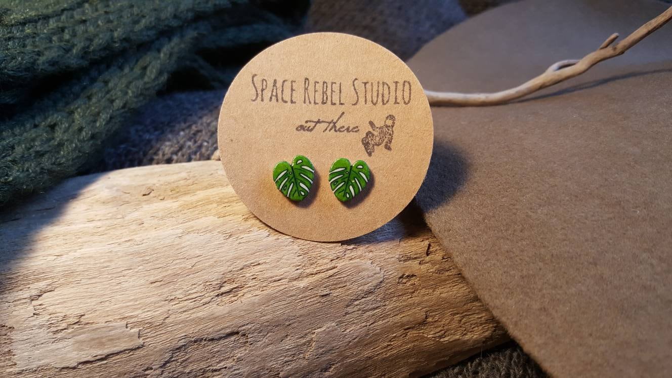 Kleine Monstera Ohrstecker ~ Tropisch Dschungel Blätter Regenwald Pflanzenschmuck von SpaceRebelStudio