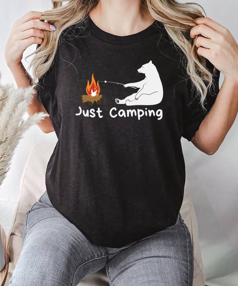 Camping T-Shirts, Camp, Camp Fire, Clothing, Bear, Bear T-Shirts, Fire T-Shirt, Gear, Relax, Marshmallow Camping T-Shirts, Camp, Camp Fire, Clothing, Bear, Bear T-Shirts, Fire T-Shirt, Gear, Relax, Marshmallow von SpacemanRobin