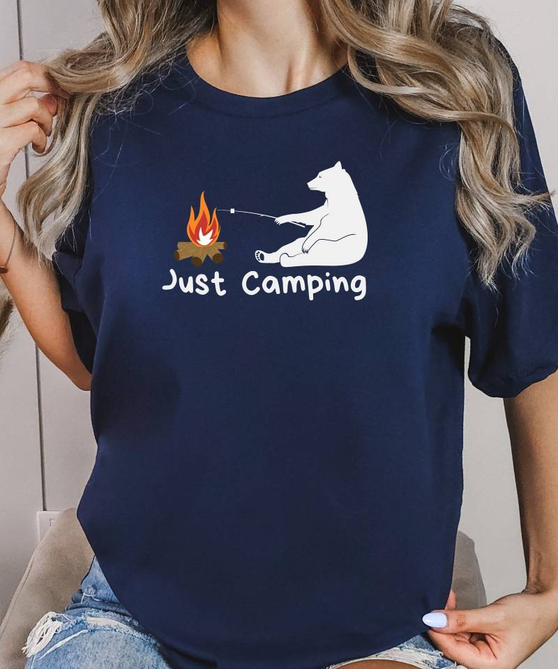Camping T-Shirts, Camp, Camp Fire, Clothing, Bear, Bear T-Shirts, Fire T-Shirt, Gear, Relax, Marshmallow Camping T-Shirts, Camp, Camp Fire, Clothing, Bear, Bear T-Shirts, Fire T-Shirt, Gear, Relax, Marshmallow von SpacemanRobin