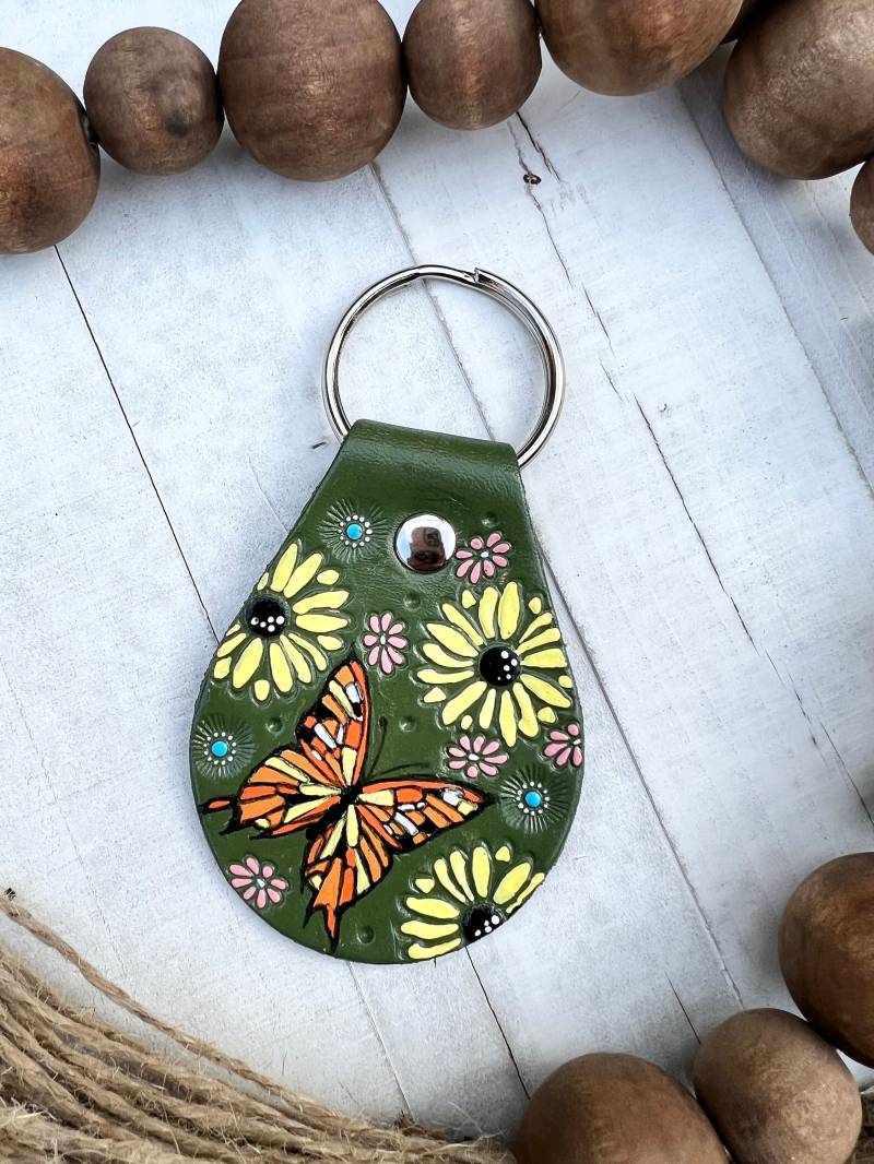 Leder Schlüsselanhänger Schmetterling Und Sonnenblumen, Avocado Grün Süßer Schlüsselanhänger, Punziertes Gestempeltes Leder, Boho Leder Schlüsselanhänger Schmetterling Und Sonnenblumen, Avocado Grün Süßer Schlüsselanhänger, Punziertes Gestempeltes Leder, Boho von SpadeArcherLeather