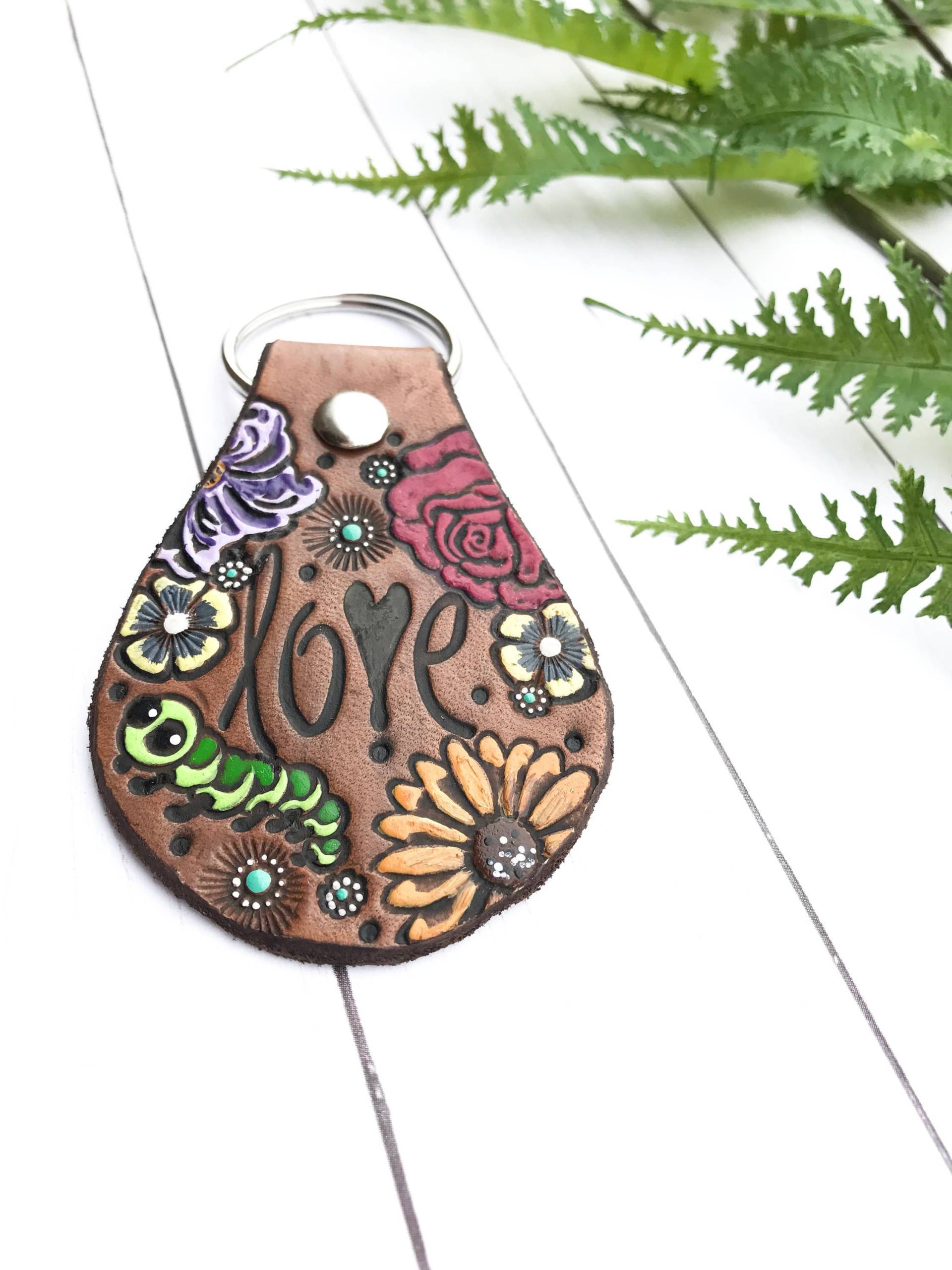 Liebe Leder Schlüsselanhänger, Floral Schlüsselbund, Punziert Und Gestempelt Leder, Süßer Boho Liebe Leder Schlüsselanhänger, Floral Schlüsselbund, Punziert Und Gestempelt Leder, Süßer Boho von SpadeArcherLeather
