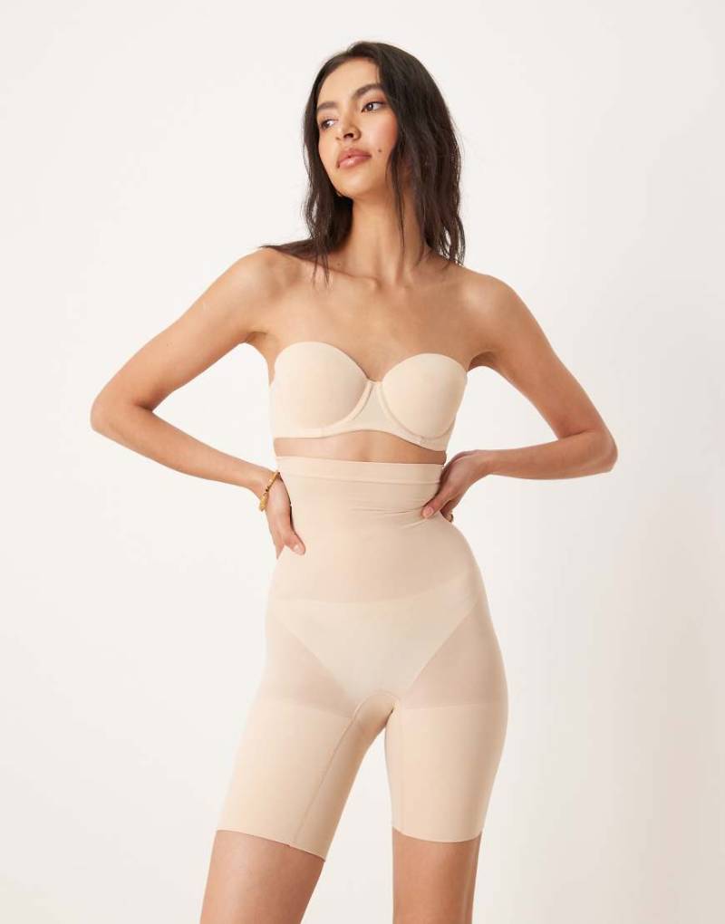 SPANXshape - Invisible - Mittellange, nicht sichtbare Shorts in Champagner-Beige, aus atmungsaktivem Material mit hohem Bund und figurformenden Bahnen-Neutral von Spanx