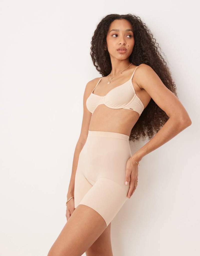 SPANXsculpt - Seamless Power - Nahtlose oberschenkellange Shorts in Beige mit rutschfestem Bund-Neutral von Spanx