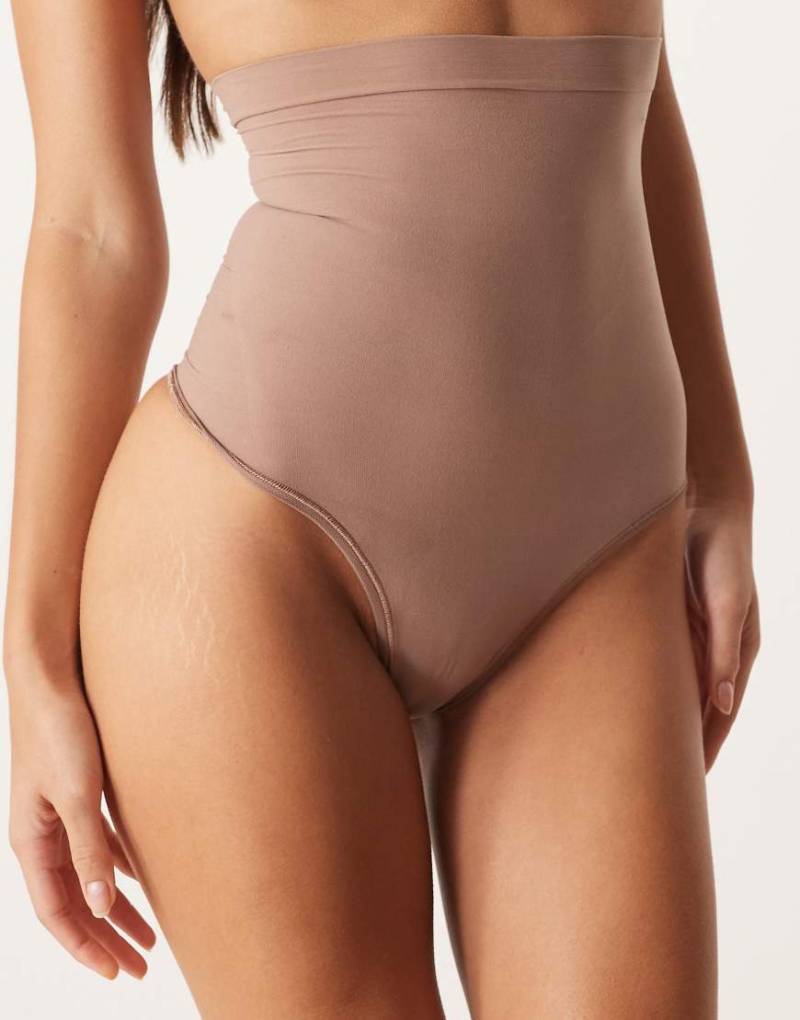 SPANXsculpt - Seamless Power - Nahtloser Tanga in Cafe Au Lait mit hohem Bund-Neutral von Spanx