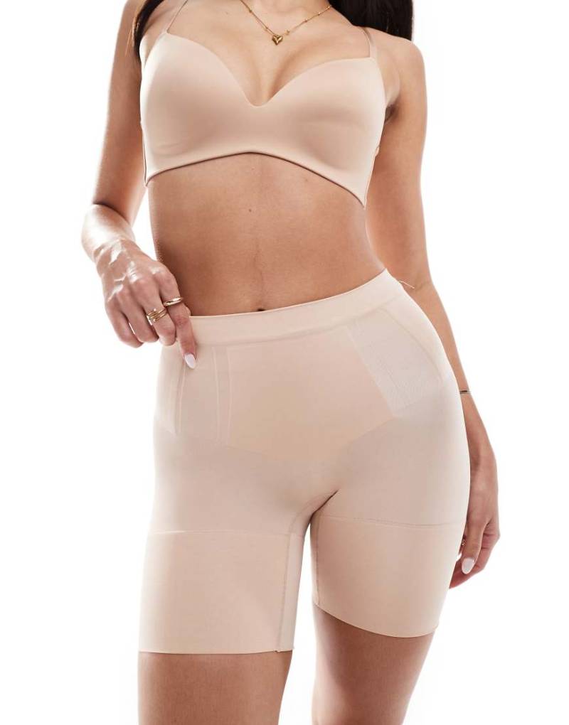 Spanx - Oncore - Formende, bis zur Mitte des Oberschenkels reichende Shorts in zartem Beige-Neutral von Spanx