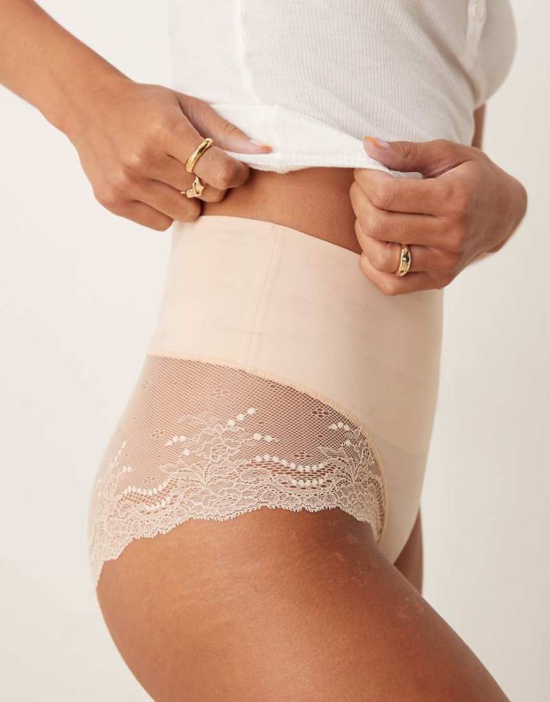 SPANXsupersmooth - Undietectable - Nicht sichtbares Spitzen-Hüfthöschen in beige-Neutral von Spanx